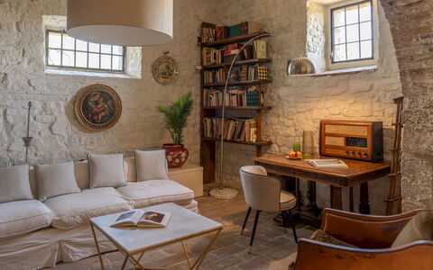 Villa la Pizzichina 10: Mueble, Diseño De Interiores, Pared, Piso, Madera, Mesa, Silla, Sala, Suelo, Encendiendo