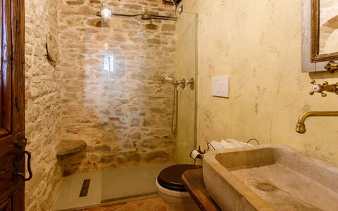 Casalina 8: Pared, Arreglo De Tubería, Baño, Grifo, Diseño De Interiores, Piso, Plomería, Lavabo, Lavabo Del Baño, Suelo