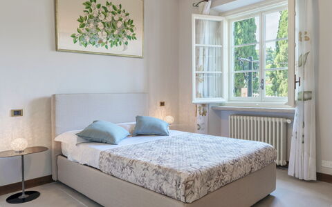 Villa la Cicaliera 10: Habitación, Cama, Textil, Sábana, Lecho, Linos, Mueble, Diseño De Interiores, Marco De La Cama, Suelo