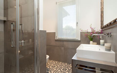 Villa la Casina 4: Baño, Pared, Piso, Diseño De Interiores, Arreglo De Tubería, Suelo, Lavabo Del Baño, Casa, Grifo, Plomería