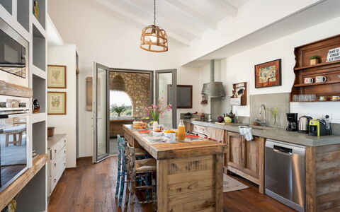 Villa la Casina 4: Mueble, Cocina, Mostrador, Diseño De Interiores, Madera, Gabinetes, Piso, Electrodoméstico, Casa, Aparato De Cocina