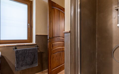 Poggio delle Lumie 6: Madera, Arreglo De Tubería, Diseño De Interiores, Baño, Marrón, Plomería, Grifo, Techo, Habitación, Manchas De Madera