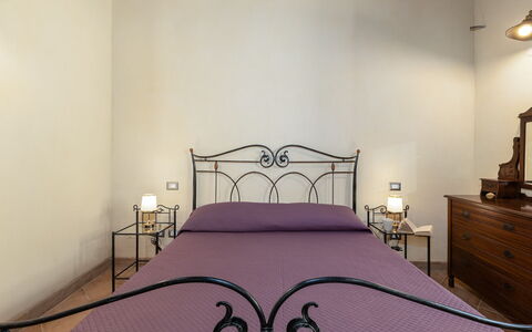 Poggio delle Lumie 6: Pared, Diseño De Interiores, Piso, Suelo, Habitación, Cama, Techo, Habitación, Mueble, Marco De La Cama