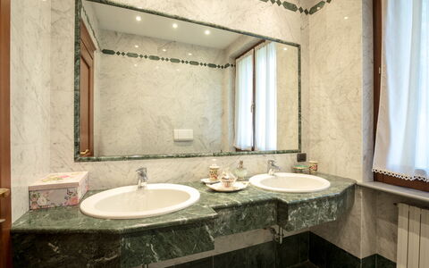 Villa Valchero 12: Lavabo Del Baño, Arreglo De Tubería, Lavabo, Piso, Diseño De Interiores, Grifo, Suelo, Baño, Plomería, Mostrador