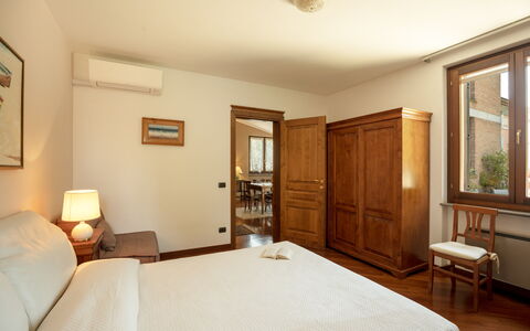 Villa Valchero 12: Diseño De Interiores, Mueble, Cama, Habitación, Madera, Piso, Techo, Suelo, Sábana, Habitación