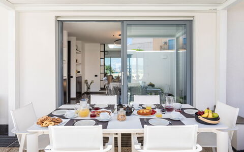 Dimora Egadina Giovanni 4+4: Mueble, Diseño De Interiores, Mesa, Piso, Silla, Cocina Y Comedor Mesa, Suelo, Comedor, Techo, Departamento