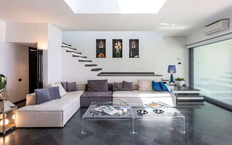 Dimora Egadina Giovanni 4+4: Mueble, Diseño De Interiores, Piso, Sofá, Pared, Suelo, Sala, Techo, Departamento, Mesa