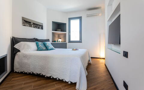Dimora Egadina Giovanni 4+4: Mueble, Cama, Diseño De Interiores, Habitación, Piso, Suelo, Pared, Habitación, Lecho, Sábana