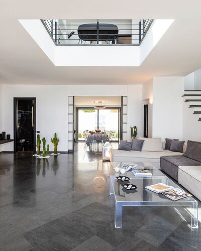 Dimora Egadina Giovanni 4+4: Mueble, Diseño De Interiores, Piso, Suelo, Sofá, Techo, Sala, Casa, Mesa, Encendiendo