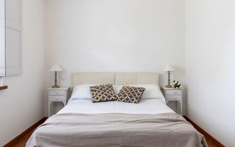 La Casetta 12: Cama, Mueble, Habitación, Lecho, Sábana, Diseño De Interiores, Pared, Madera, Linos, Suelo