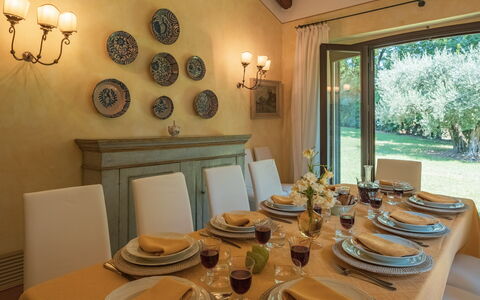 Dolce Collina 10: Mueble, Vajilla, Diseño De Interiores, Mesa, Cocina Y Comedor Mesa, Utensilios Para Servir, Comedor, Encendiendo, Silla, Habitación