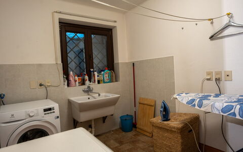 Dolce Collina 10: Piso, Suelo, Diseño De Interiores, Habitación, Arreglo De Tubería, Mueble, Plomería, Techo, Lavabo Del Baño, Loseta