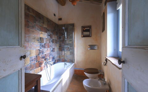 Villa Aperolli 4: Pared, Arreglo De Tubería, Baño, Piso, Bañera, Diseño De Interiores, Suelo, Grifo, Plomería, Techo