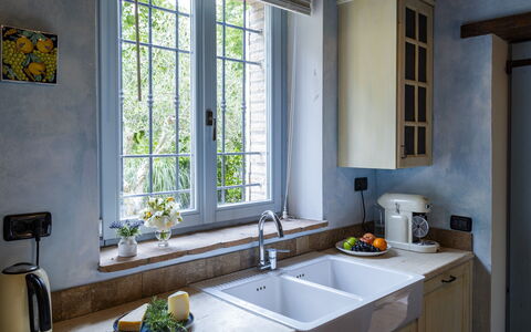 Villa Aperolli 4: Madera, Arreglo De Tubería, Grifo, Mostrador, Diseño De Interiores, Lavabo, Cocina, Casa, Fregadero, Plomería