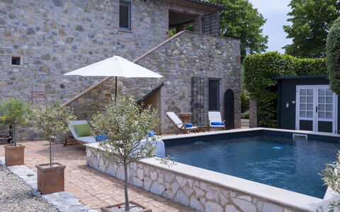 Villa Aperolli 4: Piscina, Recurso, Casa, Barrio Residencial, Casa, Mueble Para Exteriores, Material Compuesto, Puerta, Inmuebles, Maceta