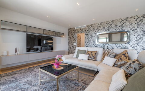 Dimora Mareblu 6: Mueble, Diseño De Interiores, Sofá, Piso, Pared, Suelo, Sala, Techo, Madera, Habitación