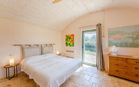 Trullo Magnifico 8: Mueble, Pared, Suelo, Diseño De Interiores, Piso, Madera, Techo, Habitación, Cama, Encendiendo