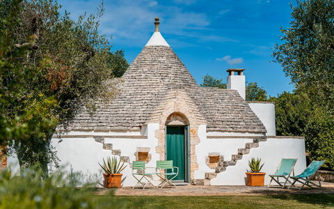 Trullo Magnifico 8: Hierba, Jardín, Césped, Paisajismo, Yarda, Casa De Campo