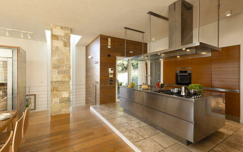 Brightline Villa 8: Diseño De Interiores, Piso, Mueble, Cocina, Suelo, Mostrador, Madera, Techo, Lámpara, Casa