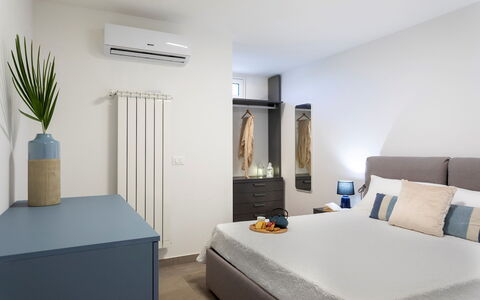 Villa dei Sospiri 4: Mueble, Diseño De Interiores, Cama, Habitación, Piso, Suelo, Madera, Habitación, Sábana, Linos