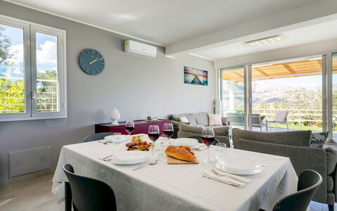 Villa dei Sospiri 4: Mueble, Silla, Mesa, Diseño De Interiores, Cocina Y Comedor Mesa, Techo, Sombra, Restaurante, Comedor, Planta De Casa
