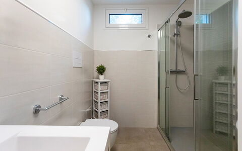 Villa dei Sospiri 4: Baño, Piso, Arreglo De Tubería, Diseño De Interiores, Suelo, Pared, Baño, Lavabo Del Baño, Mueble De Baño, Grifo