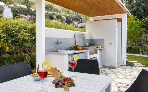 Villa dei Sospiri 4: Mueble, Silla, Mueble Para Exteriores, Jardín, Sombra, Planta De Casa, Cocina Y Comedor Mesa, Estructura Al Aire Libre, Patio, Diseño