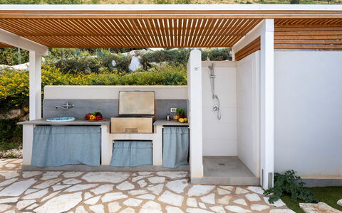 Villa dei Sospiri 4: Sombra, Mueble Para Exteriores, Jardín, Estructura Al Aire Libre, Cocina, Manchas De Madera, Diseño, Patio Interior, Pérgola, Planta De Casa