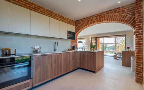Cascina Buzio 12: Cocina, Madera, Diseño De Interiores, Mueble, Mostrador, Piso, Techo, Ladrillo, Gabinetes, Habitación