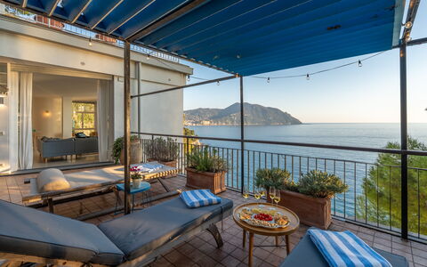 Casa Chiara 6+2: Azul, Agua, Mar, Mueble Para Exteriores, Costa, Costeras Y Los Accidentes Geográficos Oceánico, Balcón, Mueble, Recurso, Silla
