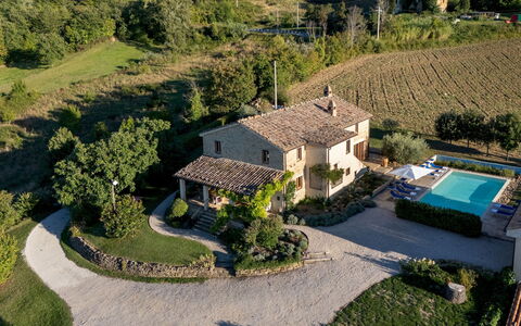 Casale la Cascina 8: Edificio, Casa, Casa, Barrio Residencial, Cabaña, Techo, Inmuebles, Casa De Campo, El Terreno Del Lote