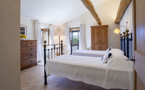 Casale la Cascina 8: Mueble, Cama, Habitación, Diseño De Interiores, Lecho, Sábana, Marco De La Cama, Casa, Linos, Piso