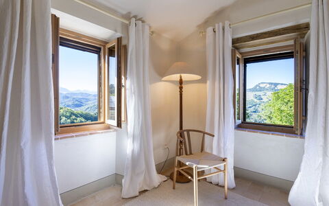Casale la Cascina 8: Diseño De Interiores, Techo, Cortina, Tratamiento De La Ventana, La Luz Del Día, Madera Dura, Manchas De Madera, Linos, Villa, Balcón