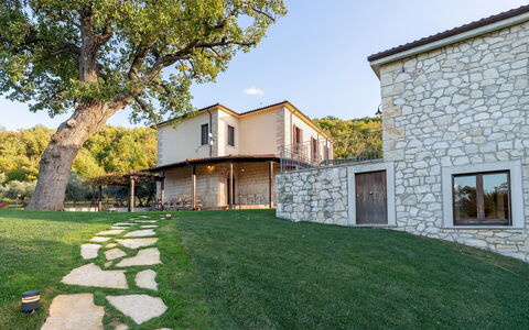 Villa Cusano 18: Casa, Inmuebles, Cabaña, Casa De Campo, Porche, Jardín, Yarda, Villa, Paisajismo, Balcón