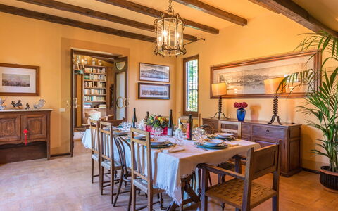 Montepietraia e San Martino 18: Mueble, Diseño De Interiores, Mesa, Piso, Madera, Silla, Comedor, Techo, Cocina Y Comedor Mesa, Suelo