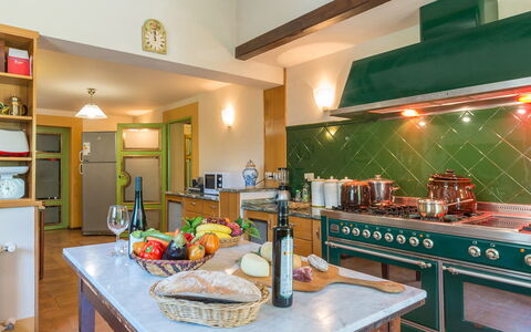 Montepietraia e San Martino 18: Cocina, Diseño De Interiores, Mueble, Techo, Piso, Gabinetes, Mostrador, Aparato De Cocina, Estufa De Cocina, Encendiendo