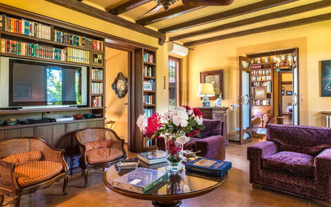 Montepietraia e San Martino 18: Mueble, Diseño De Interiores, Madera, Piso, Techo, Sofá, Sala, Encendiendo, Casa, Suelo