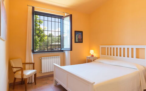 Montepietraia e San Martino 18: Diseño De Interiores, Cama, Habitación, Mueble, Habitación, Suelo, Marco De La Cama, Piso, Casa, Techo