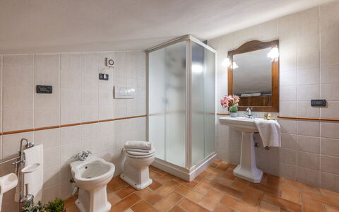 La Burraia 18: Piso, Diseño De Interiores, Arreglo De Tubería, Suelo, Mueble, Lavabo, Techo, Grifo, Baño, Habitación