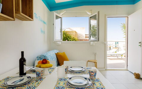 Casetta del Pescatore 4: Mueble, Diseño De Interiores, Casa, Silla, Departamento, Manchas De Madera, Cocina Y Comedor Mesa, Planta De Casa, Pintar, Balcón