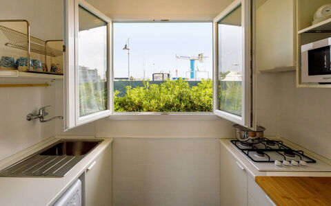 Casetta del Pescatore 4: Cocina, Electrodoméstico, Aparato De Cocina, Departamento, Mostrador, Vaso, Diseño, Manchas De Madera, Fregadero, La Luz Del Día