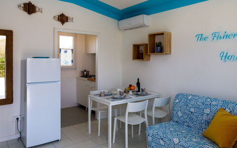 Casetta del Pescatore 4: Mueble, Silla, Casa, Cocina Y Comedor Mesa, Manchas De Madera, Planta De Casa, Pintar, Mueble Para Exteriores, Balcón, Mesa De Café