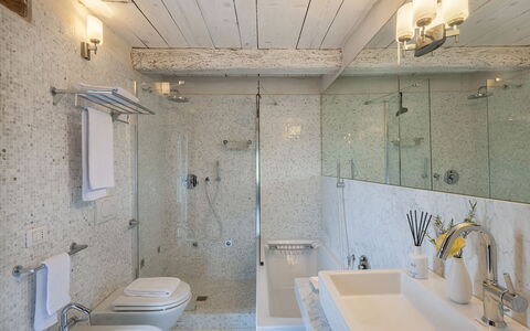Casa Sant'Elia 7+3: Baño, Arreglo De Tubería, Piso, Diseño De Interiores, Suelo, Grifo, Lavabo Del Baño, Lavabo, Techo, Espejo