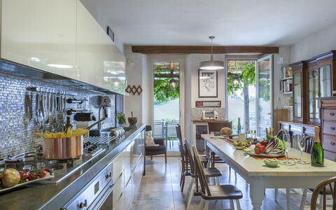Casa Sant'Elia 7+3: Mueble, Cocina, Diseño De Interiores, Mostrador, Madera, Piso, Gabinetes, Casa, Encendiendo, Silla