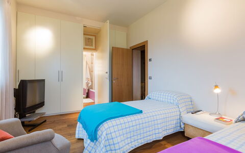 Casa Eugenia 8: Mueble, Diseño De Interiores, Cama, Habitación, Piso, Suelo, Madera, Habitación, Techo, Sábana