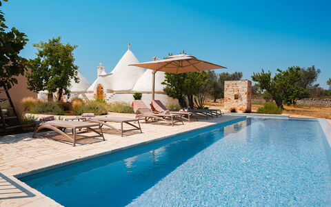Trulli Fiori di Mandorlo 6: Azul, Piscina, Sunlounger, Mueble Para Exteriores