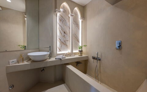 Villa Corte Sant'Anna 6+2: Pared, Arreglo De Tubería, Piso, Diseño De Interiores, Suelo, Grifo, Baño, Plomería, Encendiendo, Bañera