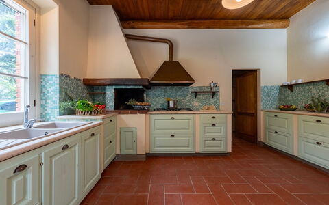 Sangiovese 14: Cocina, Mostrador, Diseño De Interiores, Gabinetes, Madera, Piso, Aparato De Cocina, Techo, Habitación, Mueble