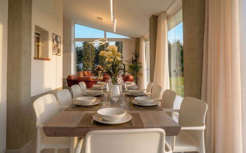 Villa Oxa 12+2: Mueble, Diseño De Interiores, Silla, Piso, Mesa, Cocina Y Comedor Mesa, Madera, Comedor, Suelo, Techo