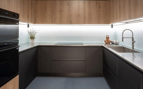 Villa Oxa 12+2: Madera, Cocina, Diseño De Interiores, Aparato De Cocina, Piso, Techo, Mostrador, Gabinetes, Lámpara